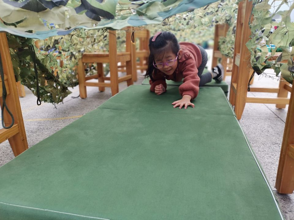 幼儿园的户外体锻游戏之穿越雨林趣味多